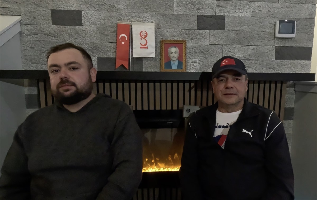 Kore Savaşı'nda Çin esaretinden kurtulduktan sonra dondurma yiyen gazi Davut Acar'ın görüntüsü...