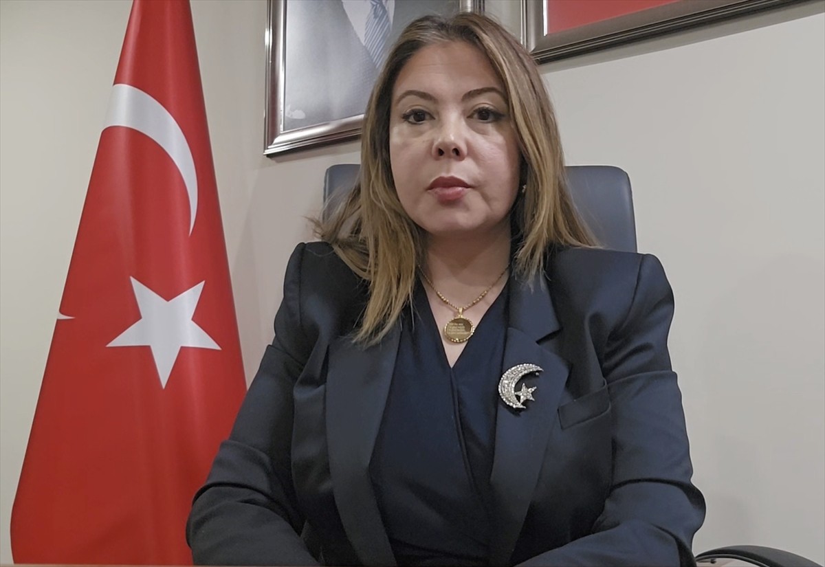 Kore Savaşı'nda Çin esaretinden kurtulduktan sonra dondurma yiyen gazi Davut Acar'ın görüntüsü...