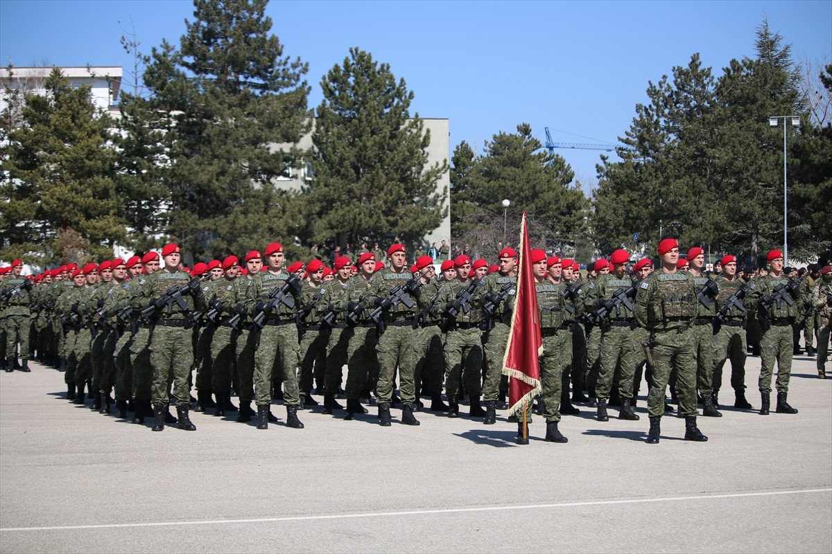 Kosova Savaşı sırasında Kosova Kurtuluş Ordusunun (UÇK) kurucu komutanlarından Adem Jashari ve...