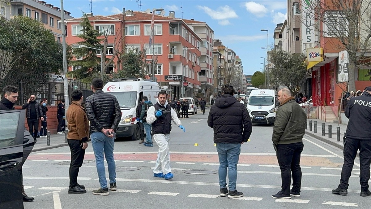Küçükçekmece Cennet Mahallesi Cengiz Sokak'ta trafik ışıklarında bekleyen 34 DOJ 387 plakalı...