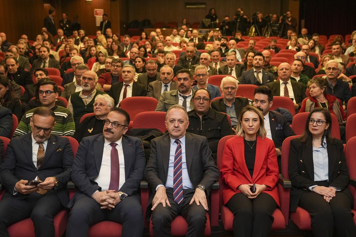 Kültür ve Turizm Bakan Yardımcısı Gökhan Yazgı (ortada), Milli Kütüphane'de düzenlenen, Geleceğe...