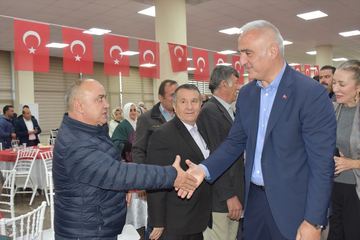 Kültür ve Turizm Bakanı Mehmet Nuri Ersoy, Antalya'da baba ocağı İbradı'da vatandaşlara iftar...