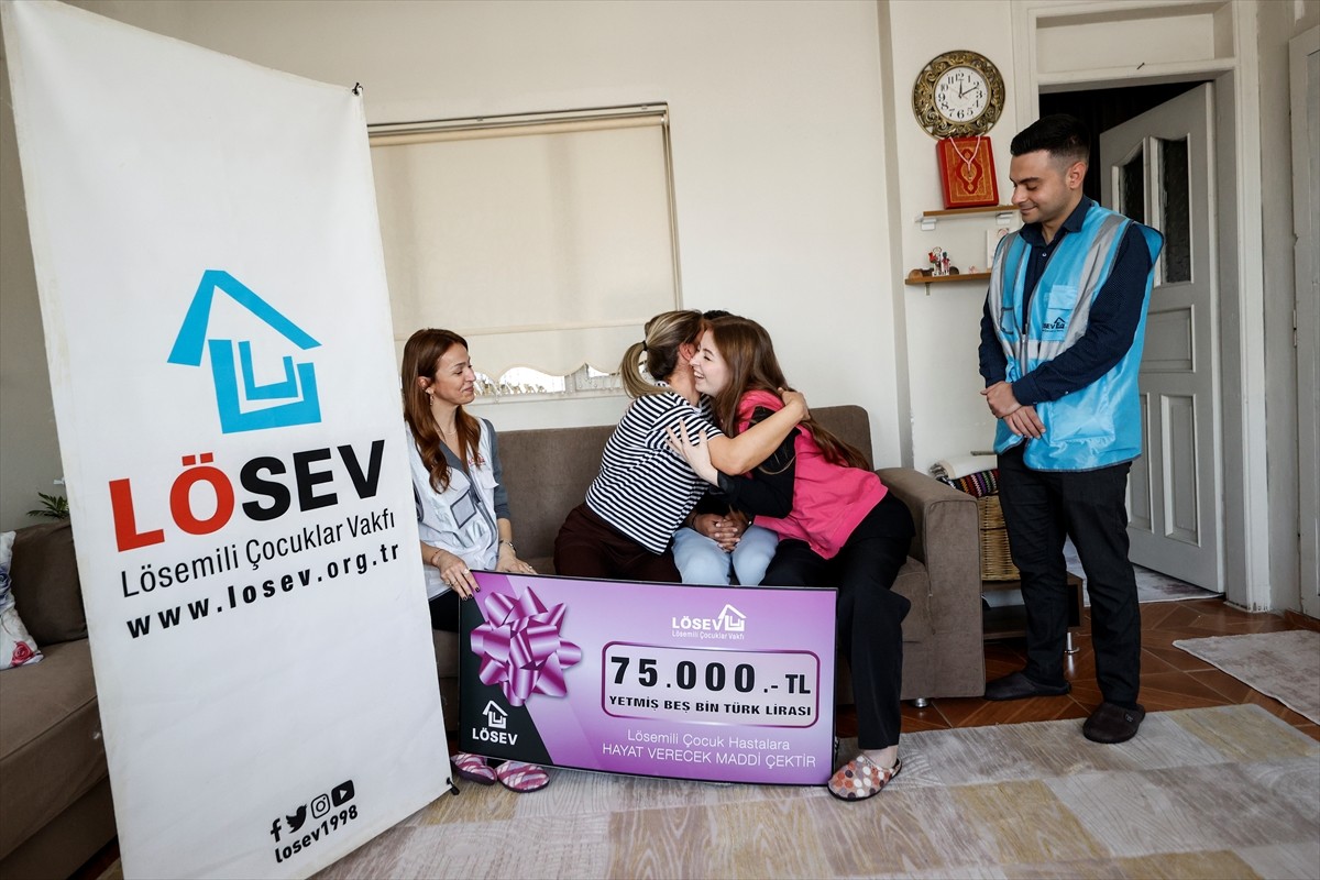 Lösemili Çocuklar Sağlık ve Eğitim Vakfı (LÖSEV) Adana Temsilciliği, lösemi tedavisi gören çocuk...