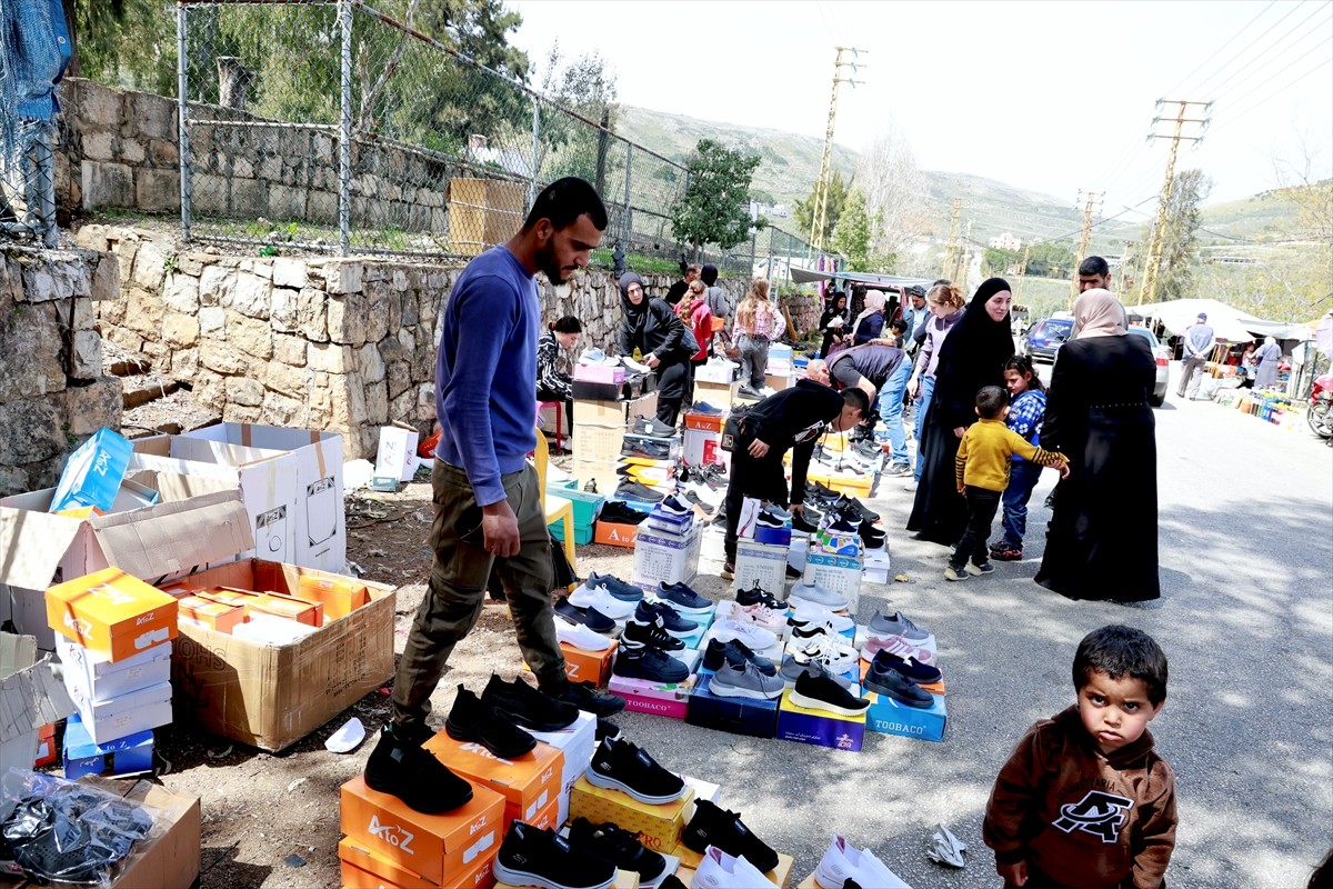 Lübnan'ın güneyinde yaşayanlar, İsrail ordusunun şiddetli saldırıları sonucu yıkılan evlerinin...