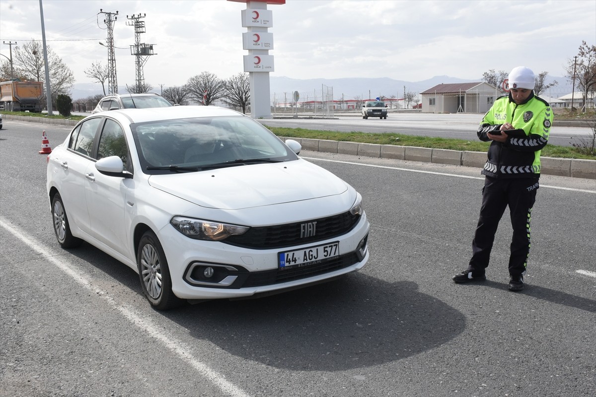 Malatya'da, Ramazan Bayramı tatili süresince trafik kazalarının önlenmesine yönelik olarak trafik...