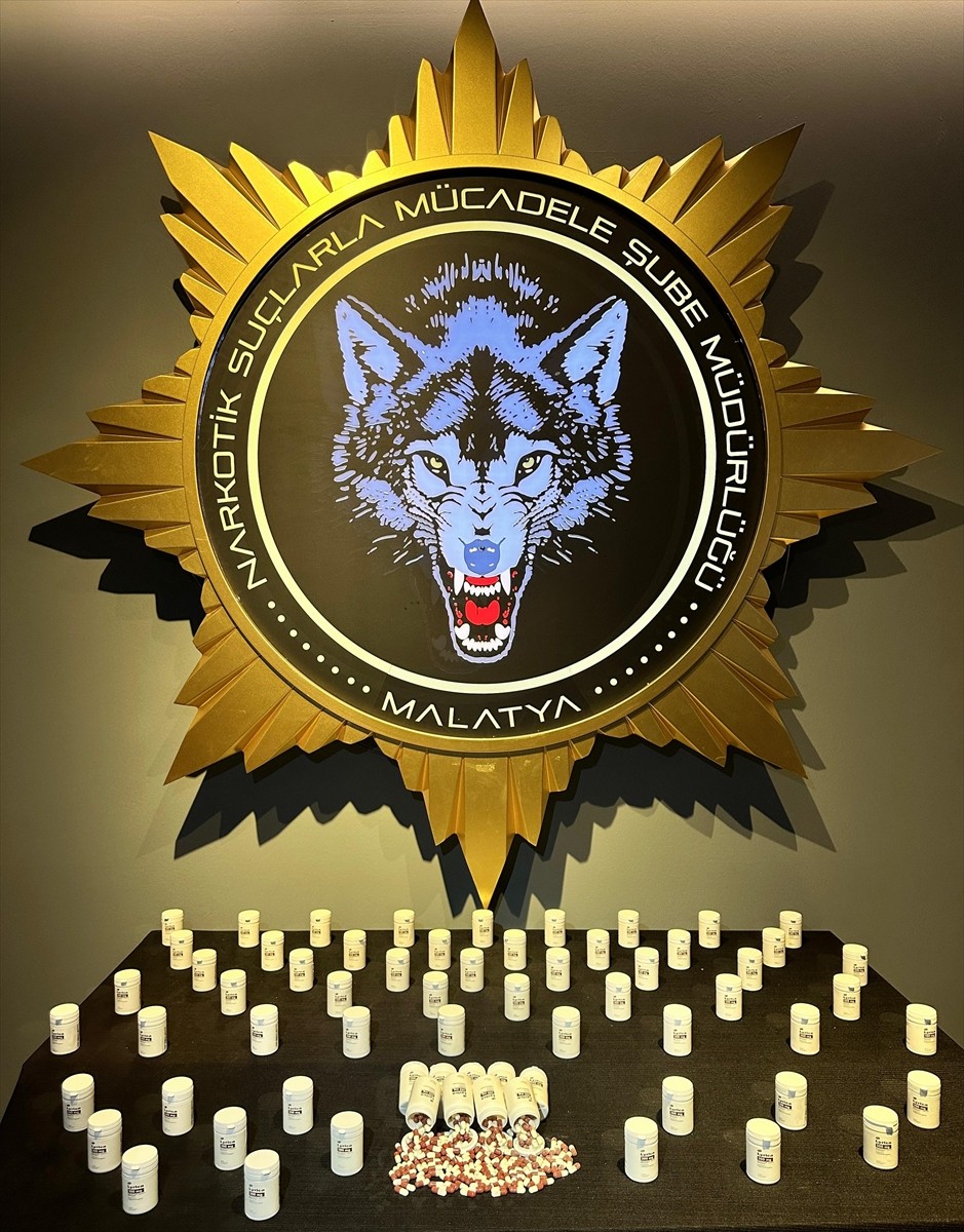 Malatya'da, uyuşturucu satıcılarına yönelik operasyonda gözaltına alınan 10 zanlıdan 9'u...