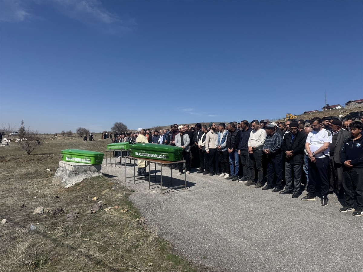 Malatya'nın Battalgazi ilçesinde otomobilin tıra çarpması sonucu hayatını kaybeden 3 kişi toprağa...