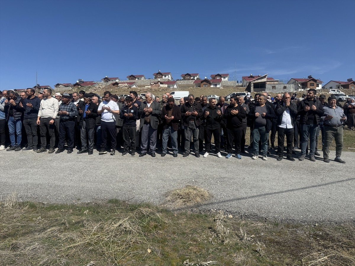 Malatya'nın Battalgazi ilçesinde otomobilin tıra çarpması sonucu hayatını kaybeden 3 kişi toprağa...