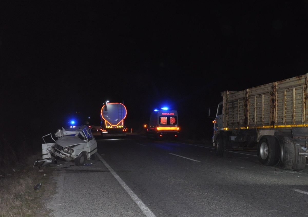 Manisa'nın Salihli ilçesinde, otomobilin arıza nedeniyle yol kenarında park halinde bulunan...