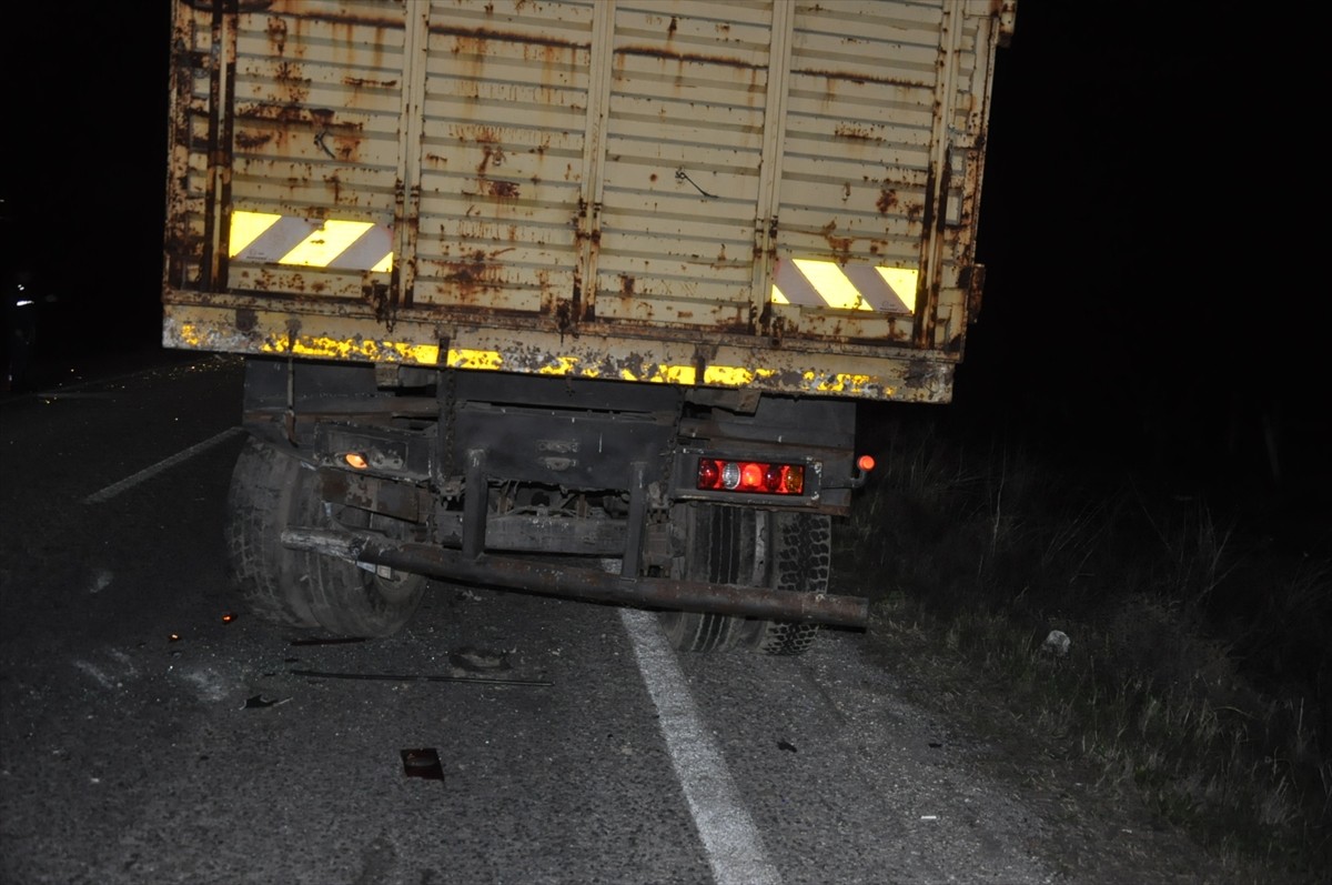 Manisa'nın Salihli ilçesinde, otomobilin arıza nedeniyle yol kenarında park halinde bulunan...