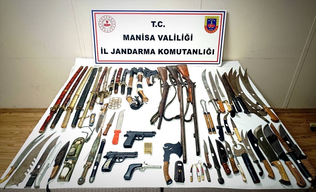 Manisa'nın Yunusemre ve Akhisar ilçelerinde düzenlenen ruhsatsız silah operasyonunda 7 zanlı...