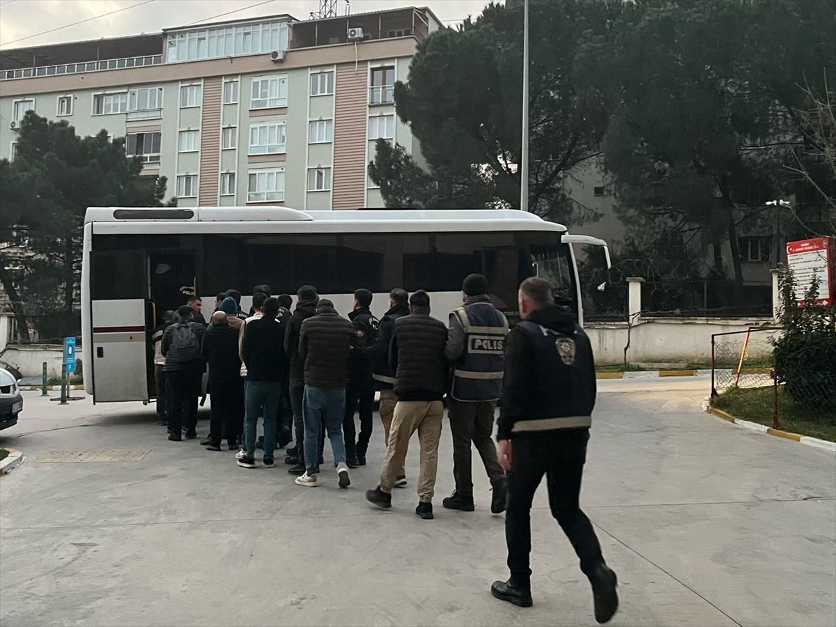 Manisa merkezli 8 ilde kendilerini polis ve savcı olarak tanıtıp dolandırıcılık yaptıkları...