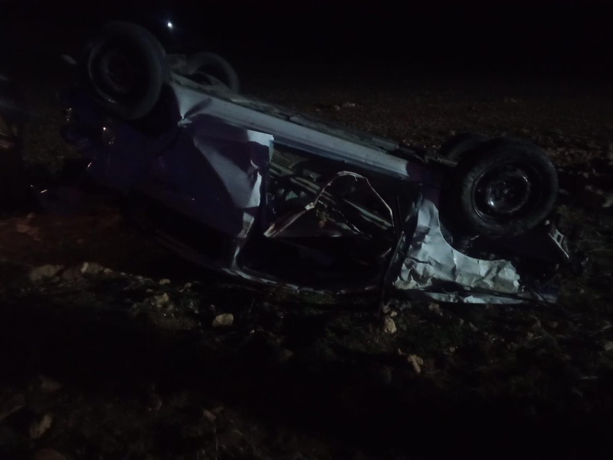 Mardin’in Midyat ilçesinde şarampole devrilen otomobildeki 2 kişi hayatını kaybetti.