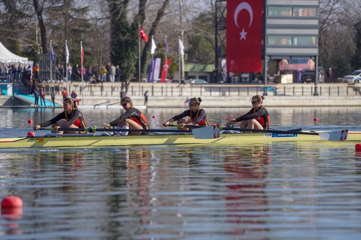 Meriç Nehri'nde düzenlenen Türkiye Kürek Şampiyonası, bugün yapılan yarışlarla...