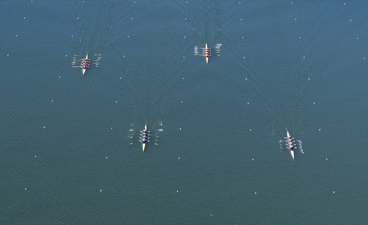 Meriç Nehri'ndeki 2 bin metrelik parkurda düzenlenen Türkiye Kürek Şampiyonası'nda ikinci gün...