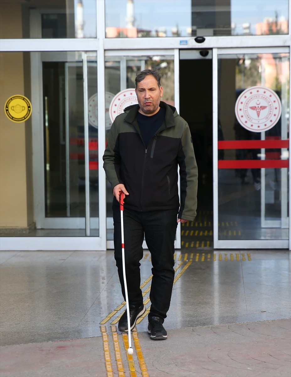  Mersin'de çocukken elektrik çarpması sonucu görme yetisini kaybeden 39 yaşındaki Raif Demir, 14...