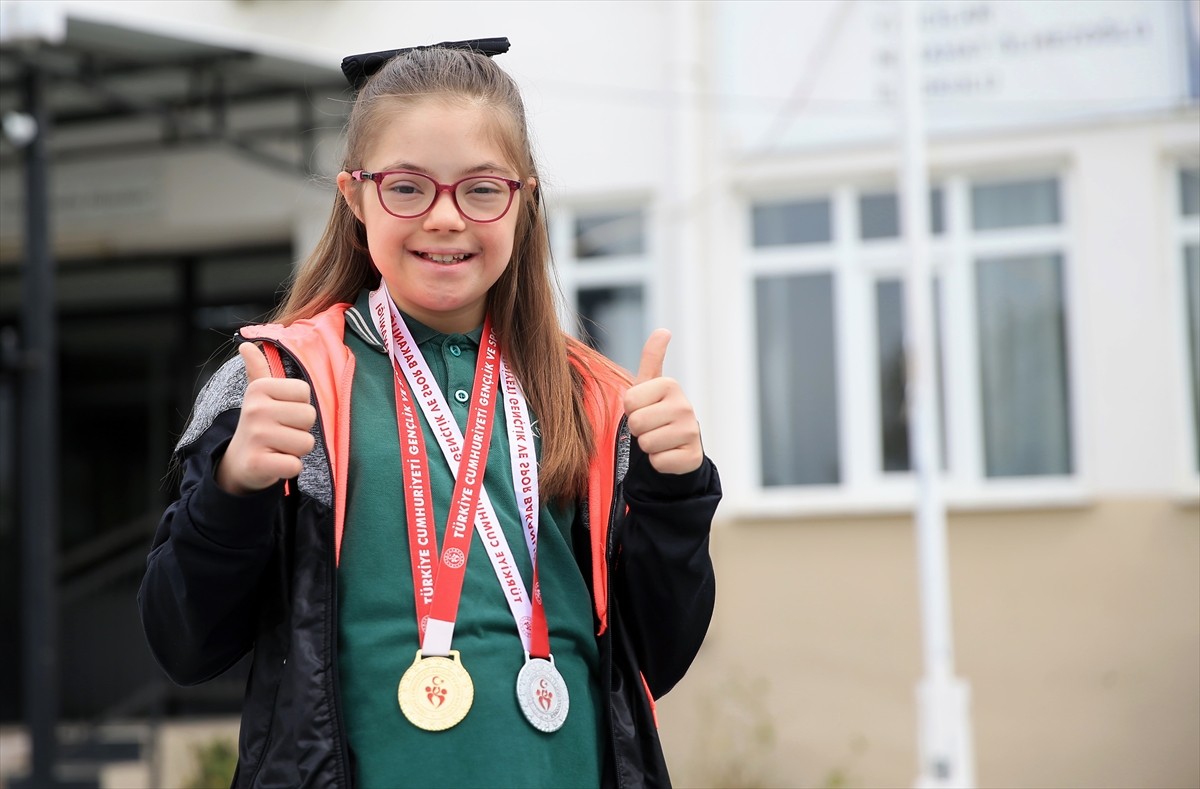 Mersin'de düzenlenen Özel Sporcular Türkiye Yüzme Şampiyonası'nda yıldızlar kategorisinde 50 metre...