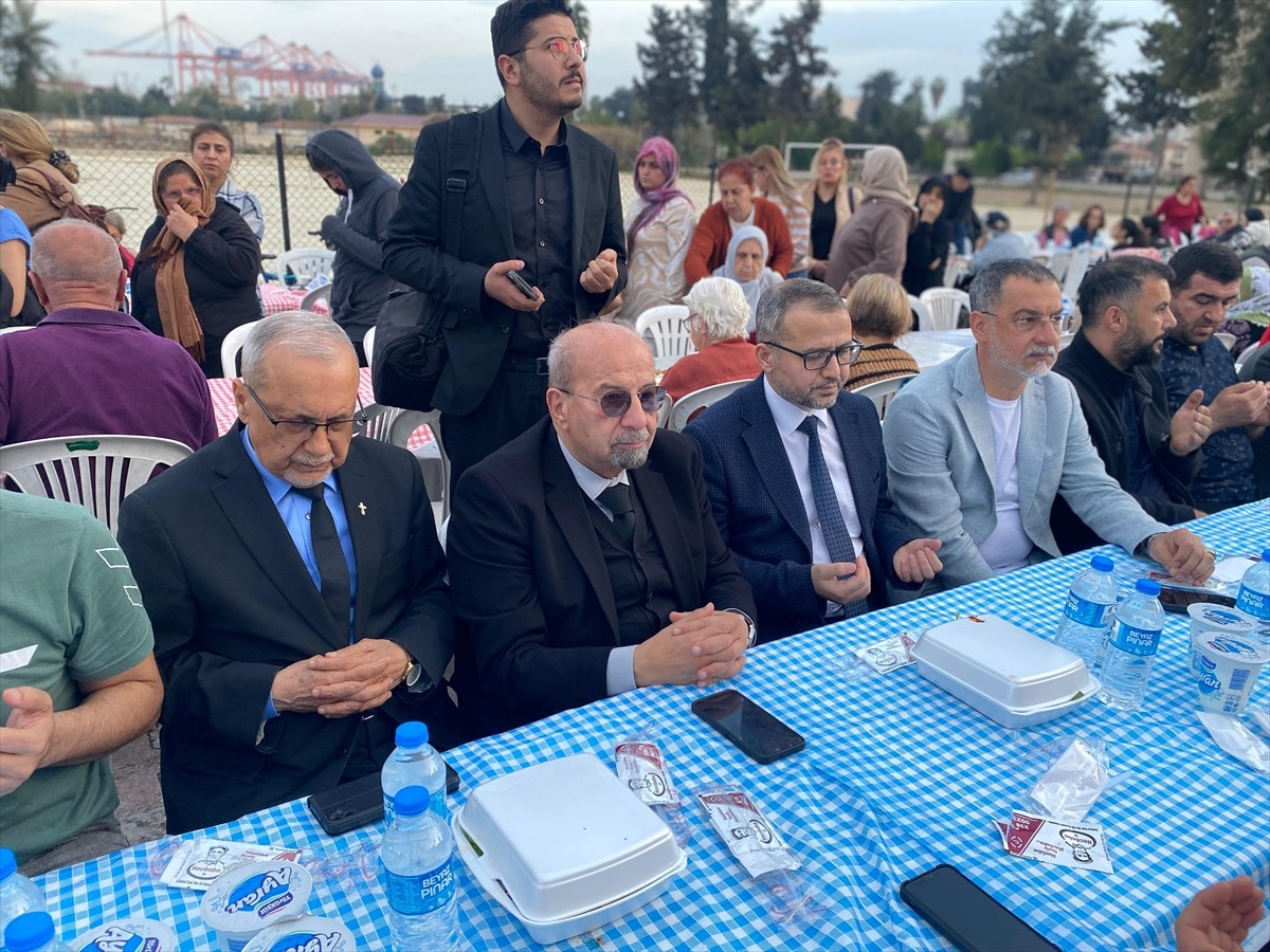 Mersin'de Müslüman ve Hristiyan din adamları düzenlenen iftar programında vatandaşlarla bir araya...