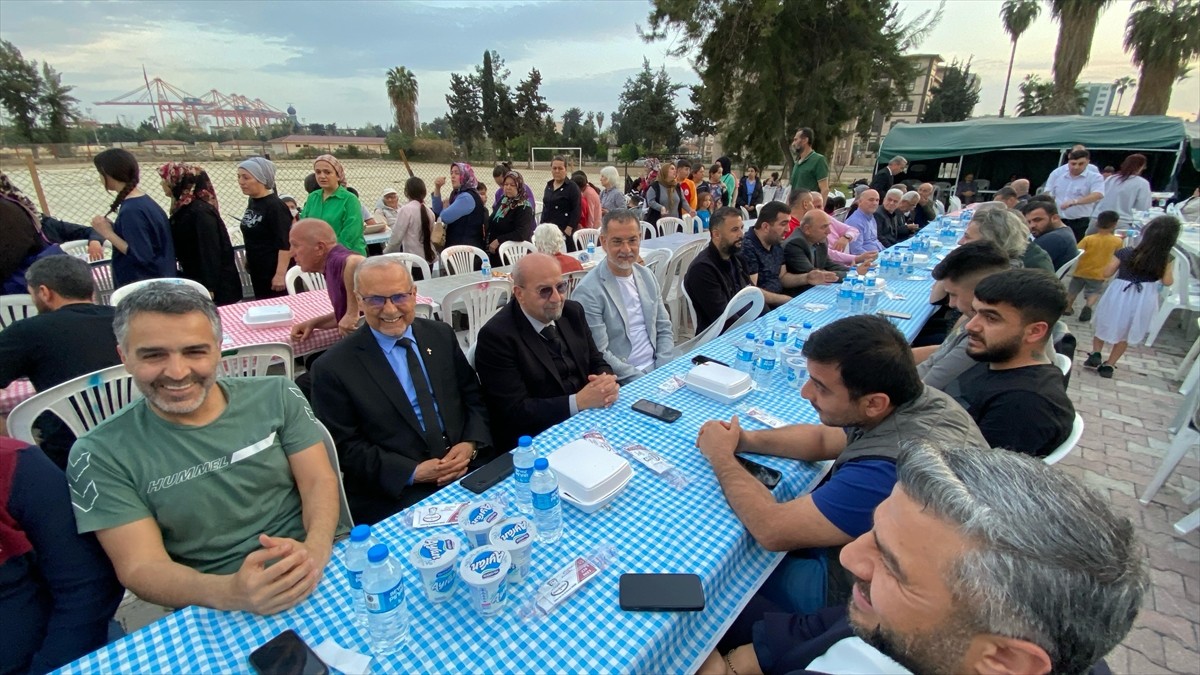 Mersin'de Müslüman ve Hristiyan din adamları düzenlenen iftar programında vatandaşlarla bir araya...