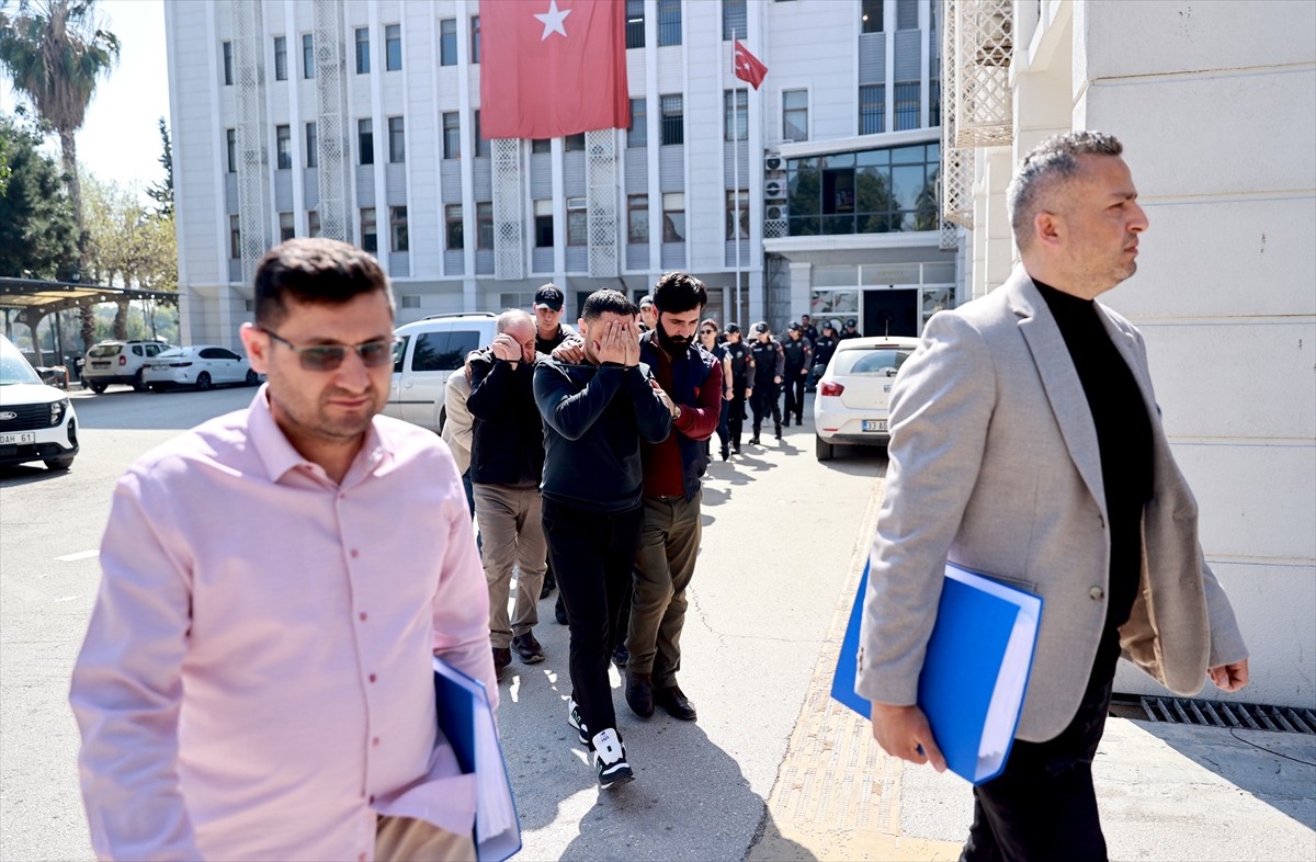 Mersin'de müşterilerden satın aldıkları altınların parasını vermediği öne sürülen kuyumcuyla...