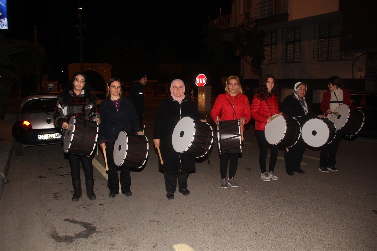Mersin'in Erdemli ilçesinde belediyenin kurduğu kadın ramazan davulcuları ekibi, sahur mesaisine...