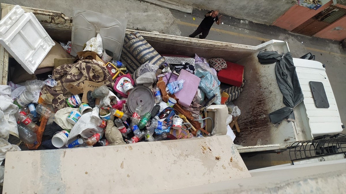 Mersin'in merkez Akdeniz ilçesinde, atık biriktirildiği belirlenen 2 katlı evden 5 kamyon çöp...