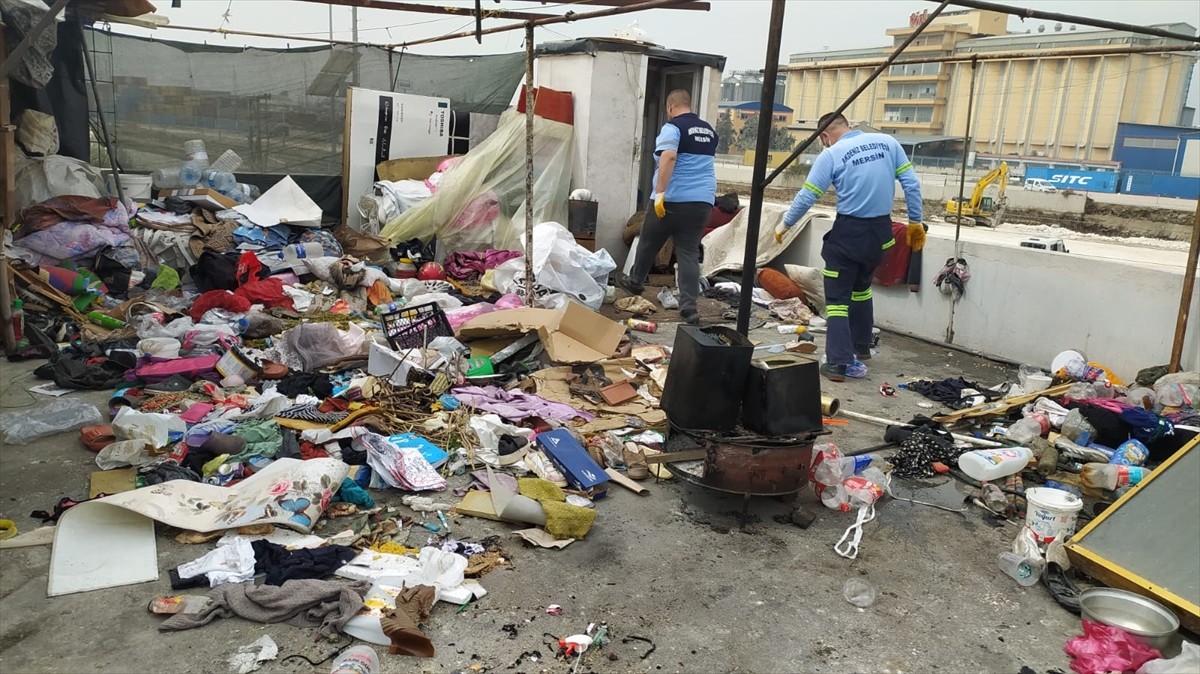 Mersin'in merkez Akdeniz ilçesinde, atık biriktirildiği belirlenen 2 katlı evden 5 kamyon çöp...