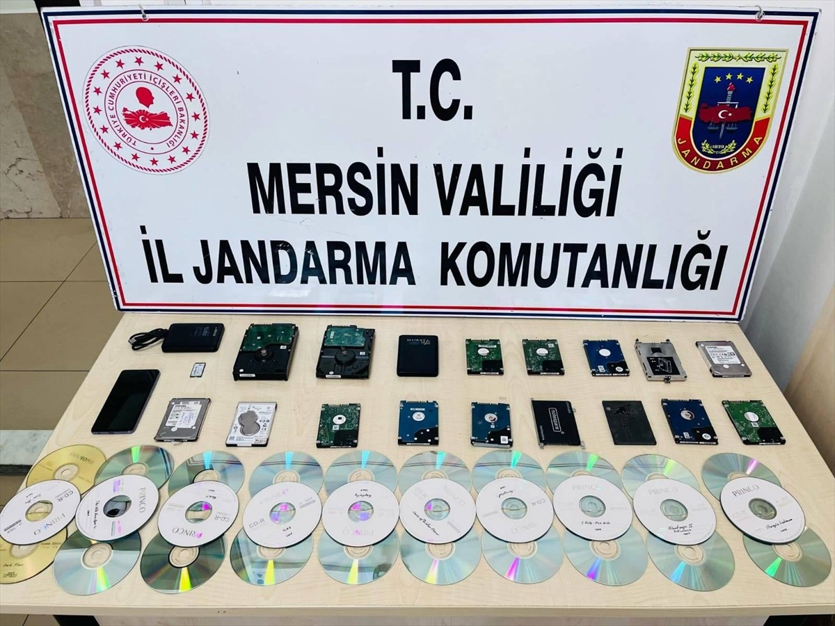 Mersin'in merkez Akdeniz ilçesinde internetten çocuk istismarı içeren video indirdiği belirlenen...