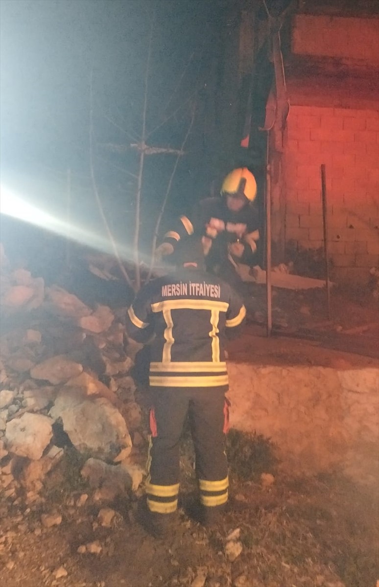 Mersin'in Tarsus ilçesinde evde çıkan yangında bir kişi hayatını kaybetti. Operasyonda 112 Acil...