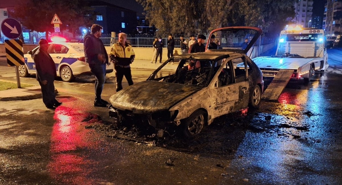 Mersin'in Tarsus ilçesinde seyir halindeki otomobilde çıkan yangın söndürüldü.