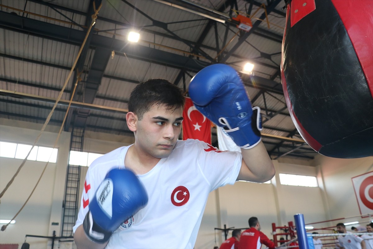 Milli boksör Tarık Ahmet Çelebi, öz güven sorunları nedeniyle başladığı boksta olimpiyat hedefiyle...