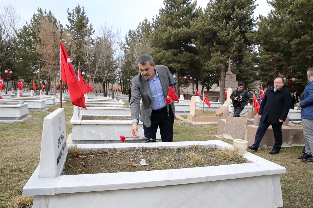 Milli Eğitim Bakanı Yusuf Tekin, Erzurum'da bayramlaşma programına katıldı, şehitlikleri ziyaret...