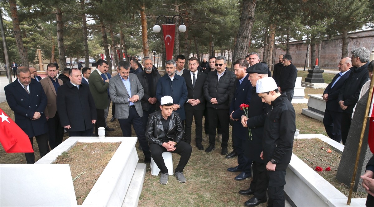 Milli Eğitim Bakanı Yusuf Tekin, Erzurum'da bayramlaşma programına katıldı, şehitlikleri ziyaret...