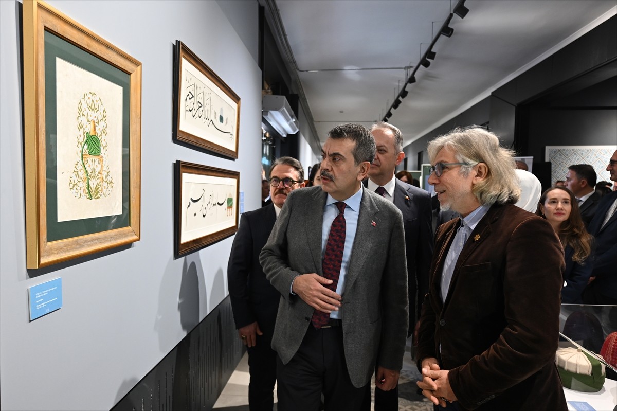 Milli Eğitim Bakanı Yusuf Tekin (ortada), Kültür ve Turizm Bakanlığı Ankara Devlet Güzel Sanatlar...