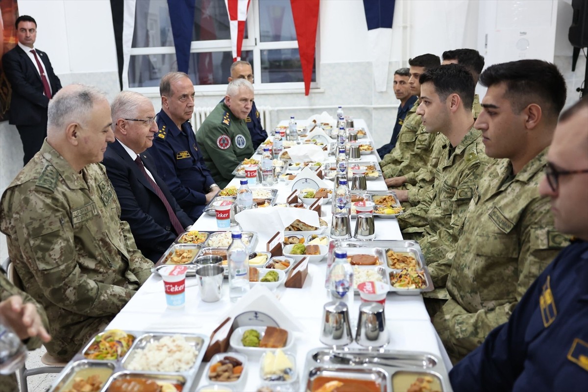 Milli Savunma Bakanı Yaşar Güler, Çanakkale'de yeni kurulan Amfibi Kolordu Komutanlığında inceleme...