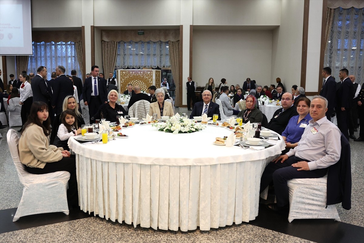 Millî Savunma Bakanı Yaşar Güler, şehit aileleri ve gaziler ile iftarda bir araya geldi. Bakan...