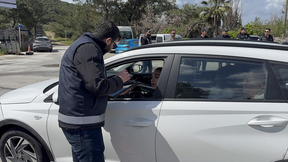 Muğla'nın Bodrum ilçesinde Ramazan Bayramı tatili dolayısıyla polis ekipleri denetimlerini...