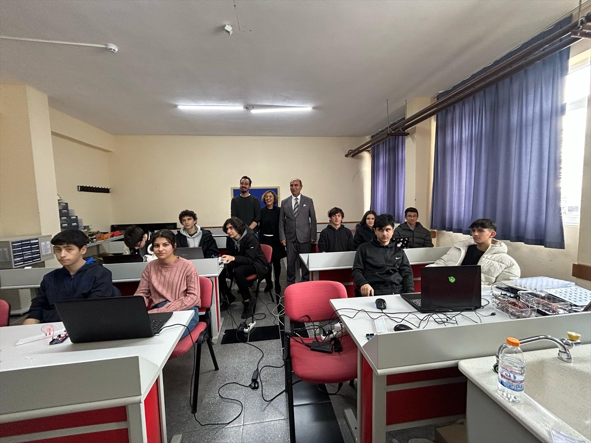 Muğla'nın Datça ilçesinde, teknolojiye ilgi duyan öğrenciler için etkinlik düzenledi.