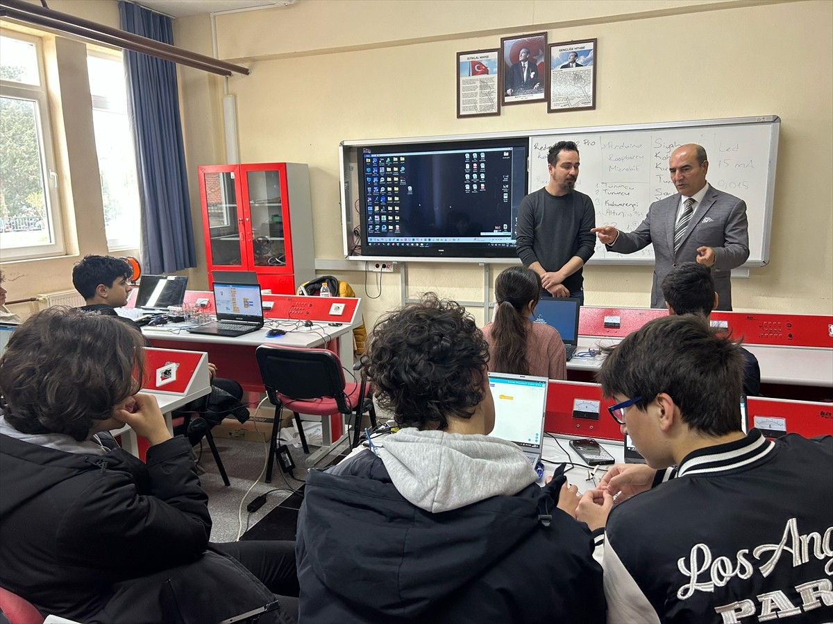 Muğla'nın Datça ilçesinde, teknolojiye ilgi duyan öğrenciler için etkinlik düzenledi.