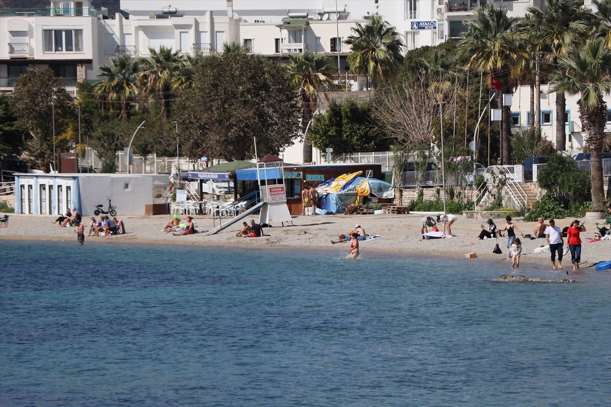 Muğla'nın turistik ilçelerindeki sahillerde, yerli ve yabancı turistler sıcak hava dolayısıyla...