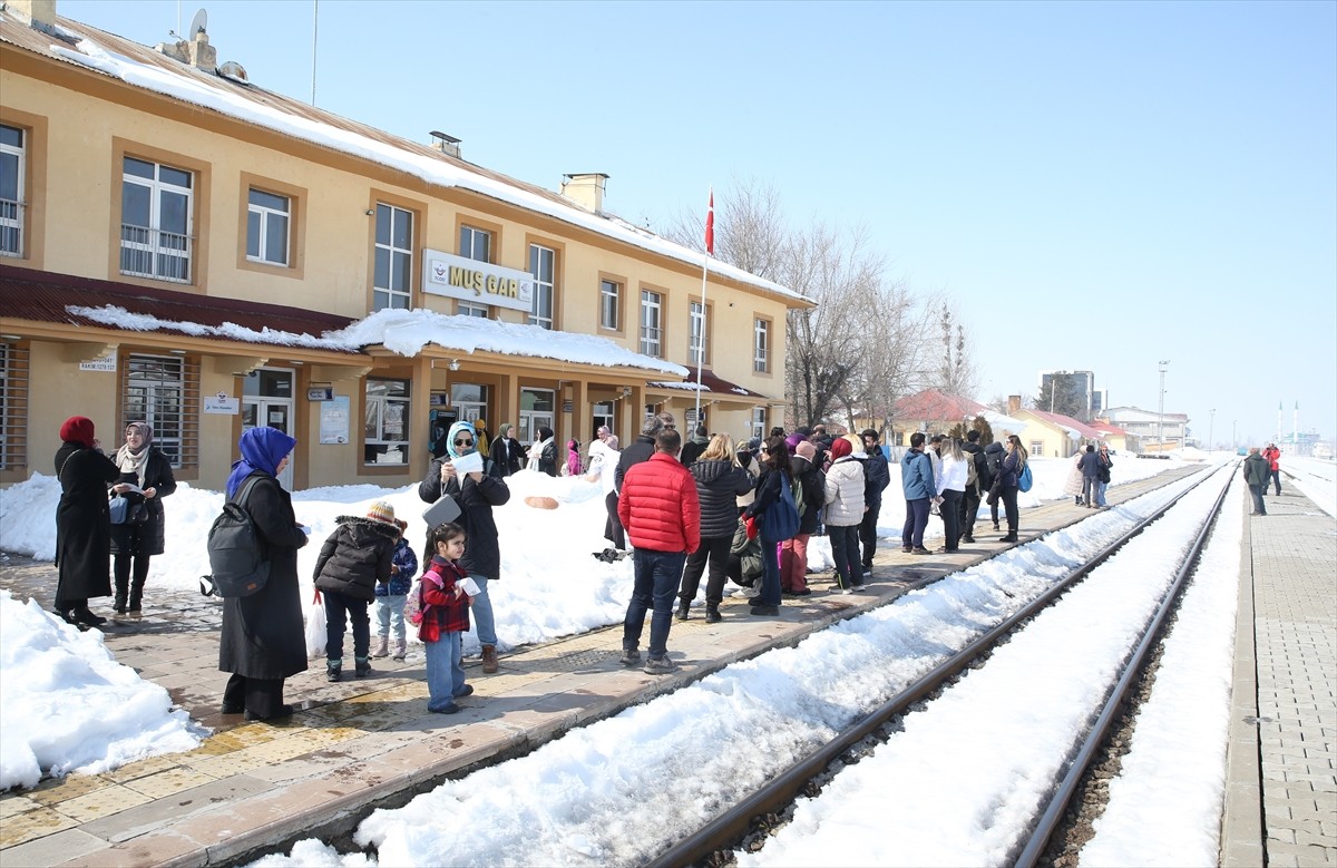 Muş'ta bir araya gelen doğaseverler, trenle Bitlis'in Tatvan ilçesine giderek hem eğlenceli vakit...