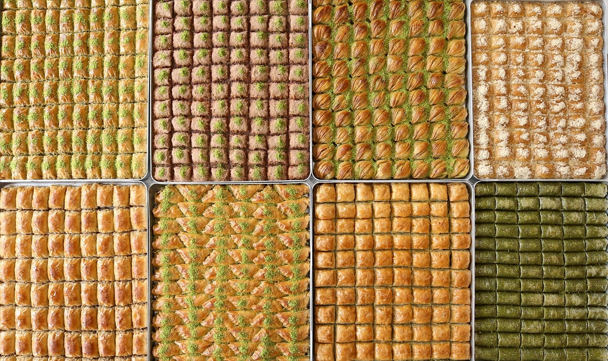 Muş'ta Ramazan Bayramı dolayısıyla tatlıcılar, aldıkları siparişleri yetiştirmek için çaba...