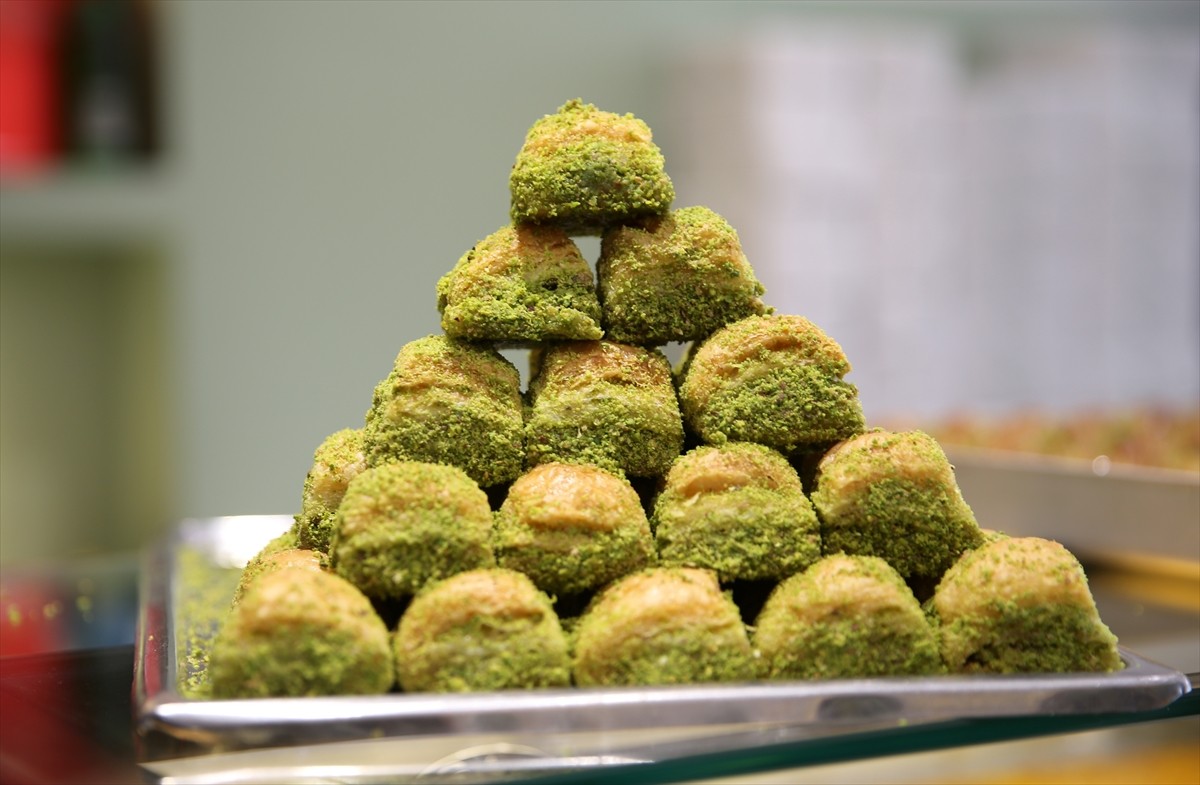 Muş'ta Ramazan Bayramı dolayısıyla tatlıcılar, aldıkları siparişleri yetiştirmek için çaba...