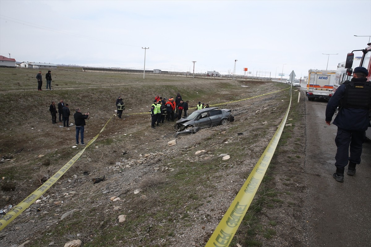 Muş'ta şarampole devrilen otomobilin sürücüsü hayatını kaybetti, bir kişi yaralandı. İhbar üzerine...