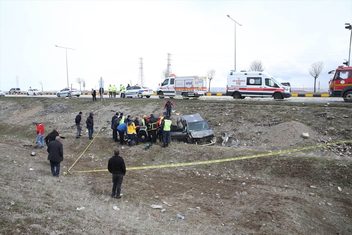 Muş'ta şarampole devrilen otomobilin sürücüsü hayatını kaybetti, bir kişi yaralandı. İhbar üzerine...
