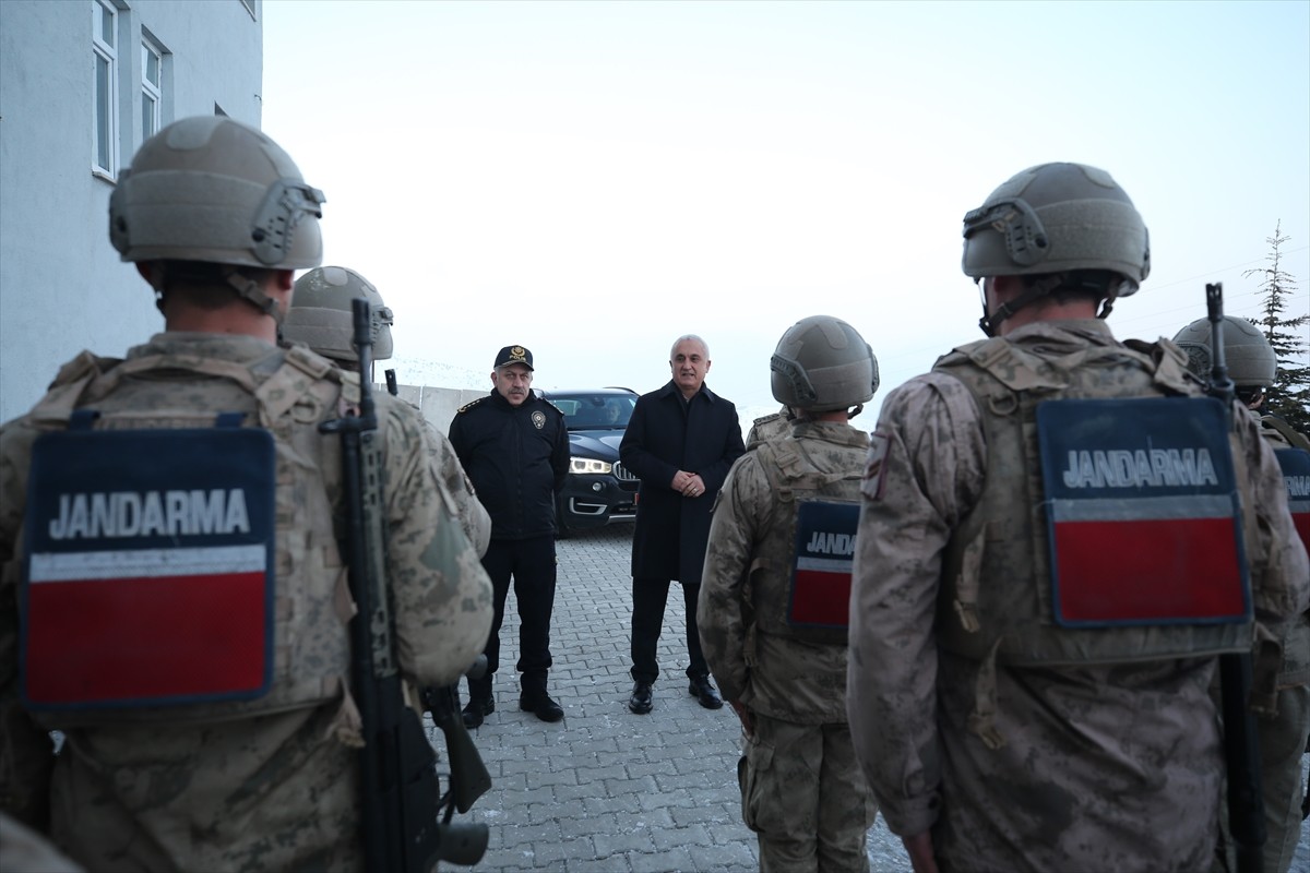 Muş Valisi Avni Çakır, Akpınar Jandarma Karakol Komutanlığı'nda görev yapan askerlerle iftar...