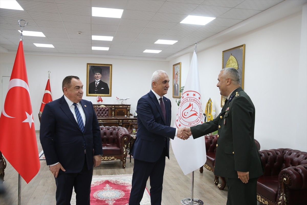 Muş Valisi Avni Çakır (ortada), Ramazan Bayramı dolayısıyla kentte görev yapan güvenlik güçlerini...