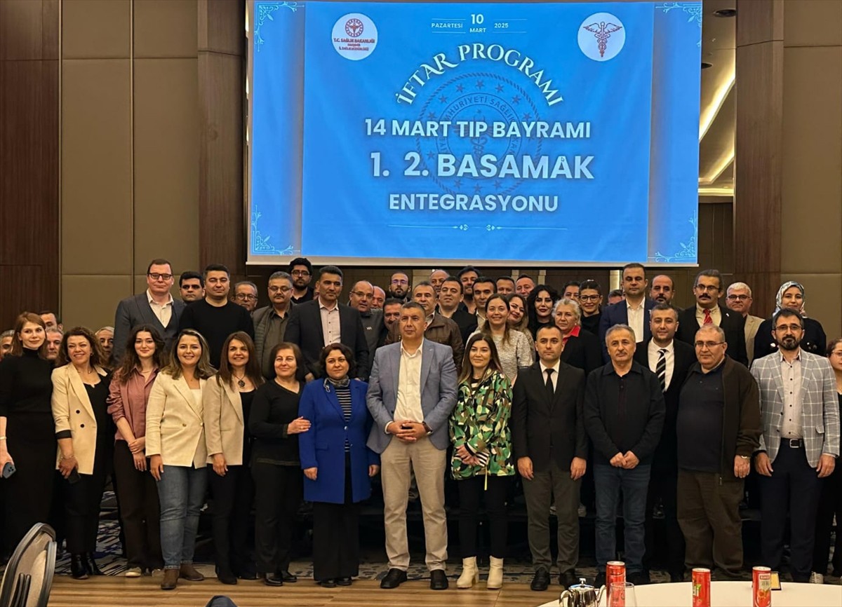 Nevşehir'de, 14 Mart Tıp Bayramı dolayısıyla düzenlenen iftar programında kentteki hekimler bir...