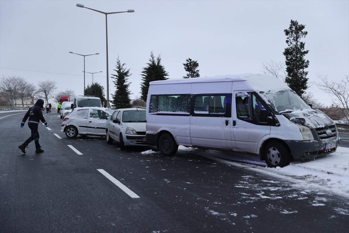 Nevşehir'de 6 aracın karıştığı trafik kazasında 3 kişi yaralandı. Kaza yerine polis ve sağlık...