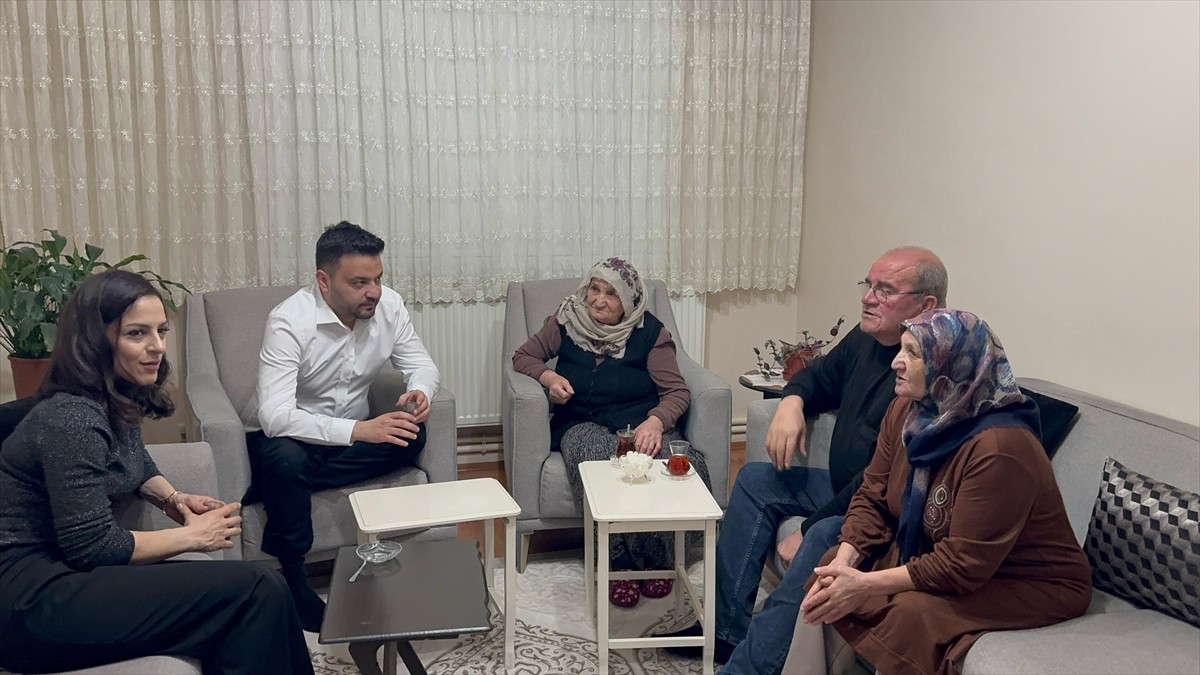 Nevşehir'de AK Parti il yöneticileri, 8 Mart Dünya Kadınlar Günü dolayısıyla 109 yaşındaki Cemile...